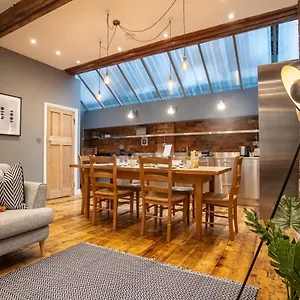Deluxe Rustic Style Two Bedroom Bethnal - Yard View Apartment London