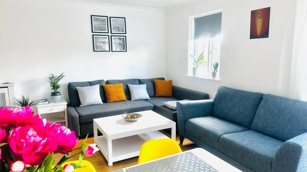 Canal View House: City of London Oasis Apartment
