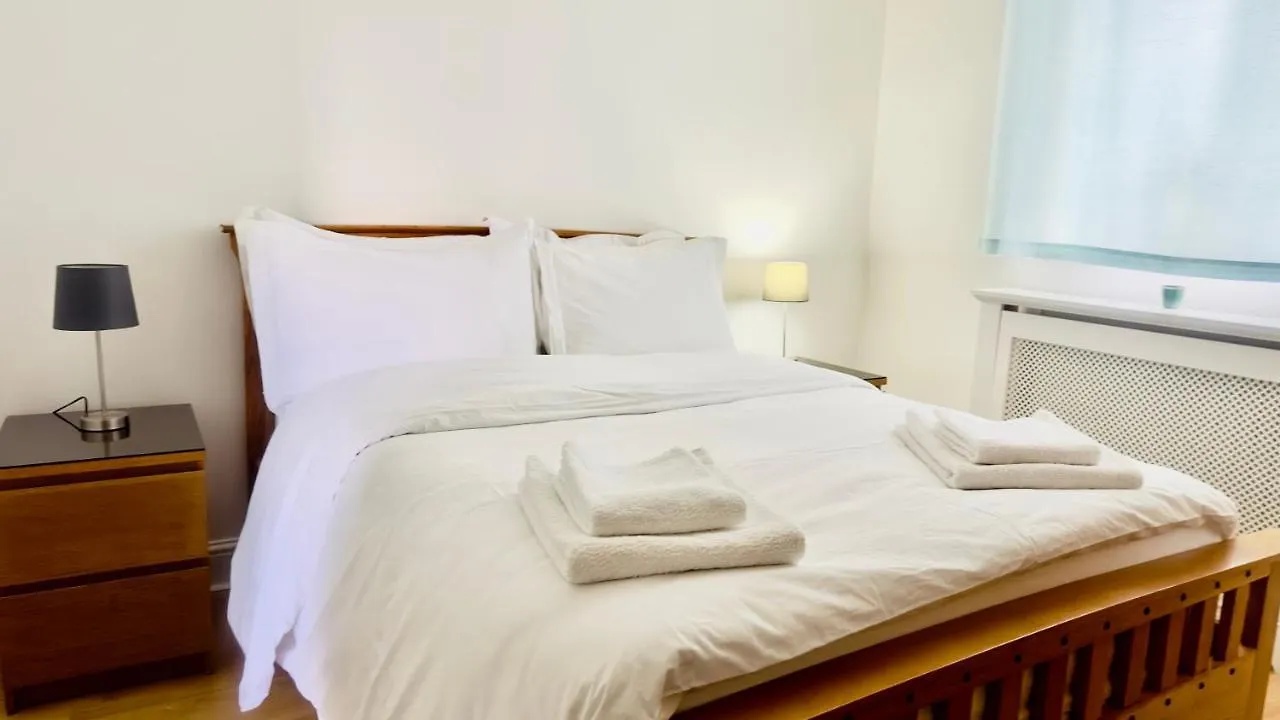 Canal View House: City of London Oasis